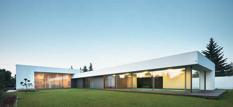 KMA architects unites house on the line of the horizon