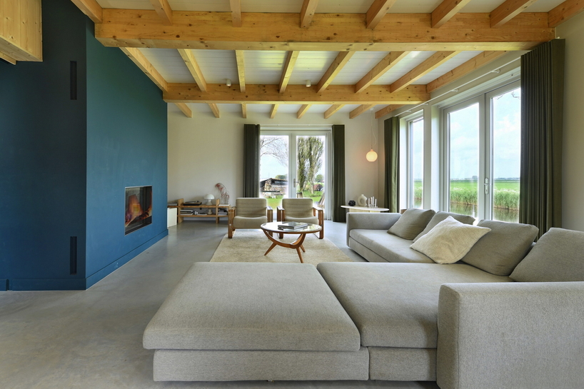 reclaimed wood assembles HOYT architecten's barn house in waterland