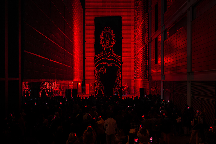 Audiovizuální instalace „monolitu“ společnosti SpY zpochybňuje naši zamilovanost do obrazovek