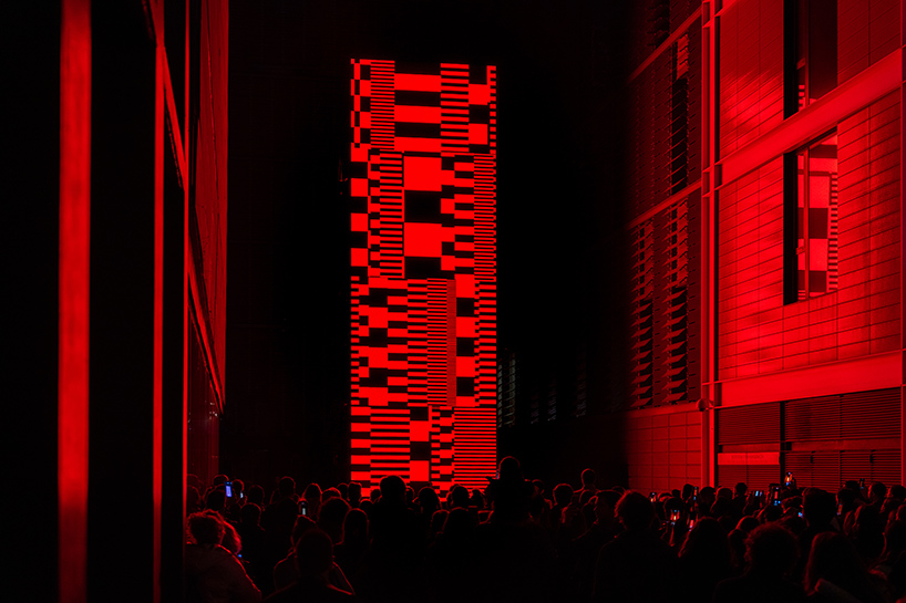 Audiovizuální instalace „monolitu“ společnosti SpY zpochybňuje naši zamilovanost do obrazovek