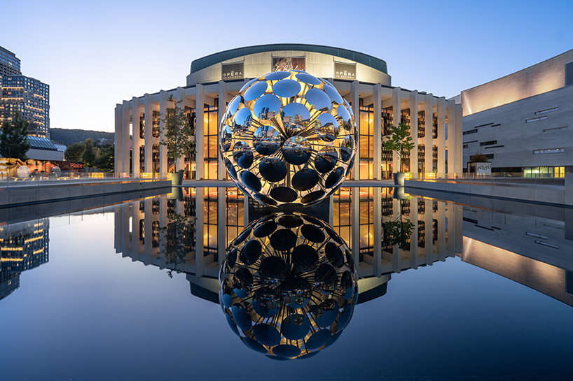 Mata-mata itu memasang bola tersebut di Place des Arts di Montreal setelah mempesona piramida Giza 1