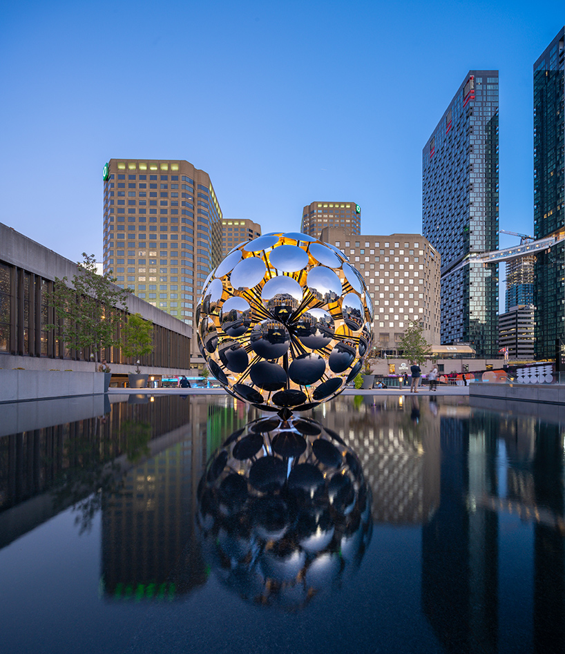 Spy memasang bola di Place des Arts di Montreal setelah piramida Giza yang mempesona 10