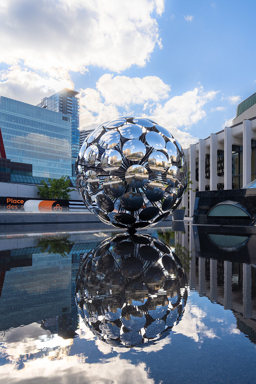 Mata-mata itu memasang bola di Place des Arts di Montreal setelah mempesona piramida Giza 2