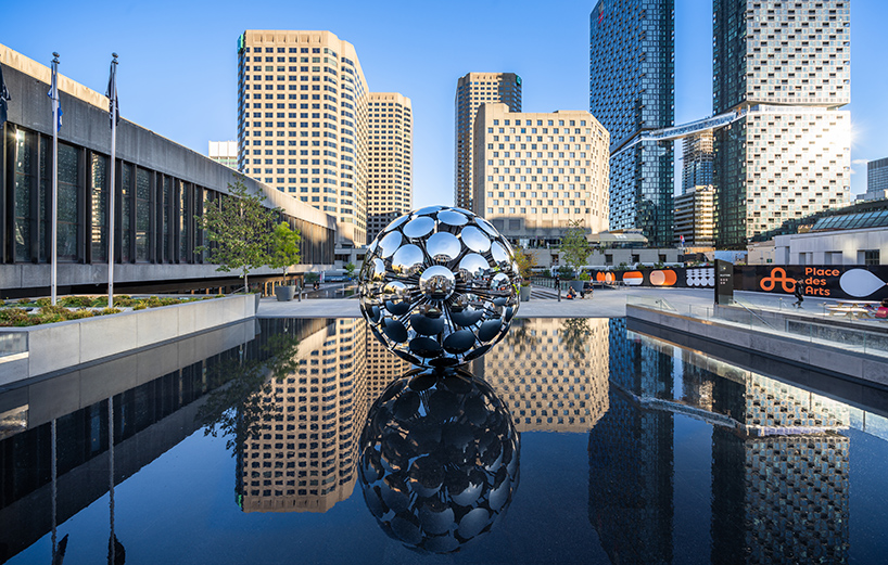 Mata-mata itu memasang bola tersebut di Place des Arts di Montreal setelah mempesona piramida Giza 4