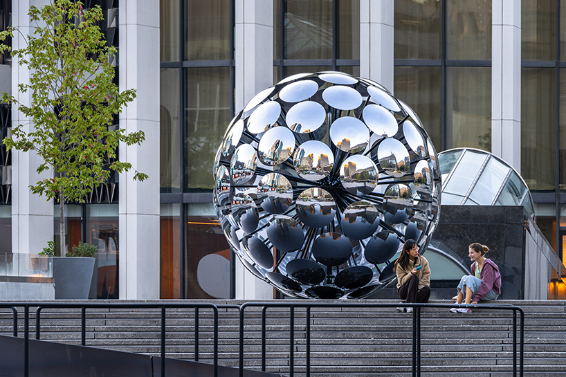 mata-mata memasang bola di place des art di montreal setelah membuat piramida giza terpesona 5