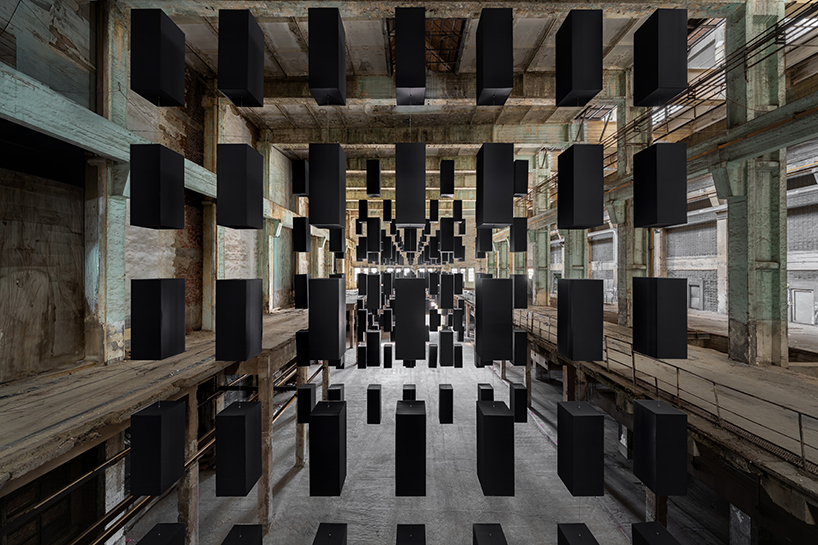 El rectángulo negro montado en la cuadrícula suspendida de Spy flotando en la fábrica de turbinas húngaras