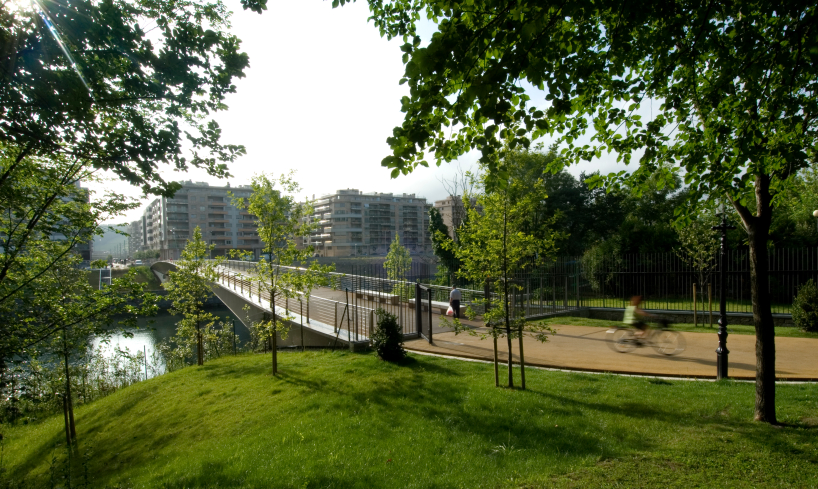 anta ingenieria civil curves footbridge over urumea river 