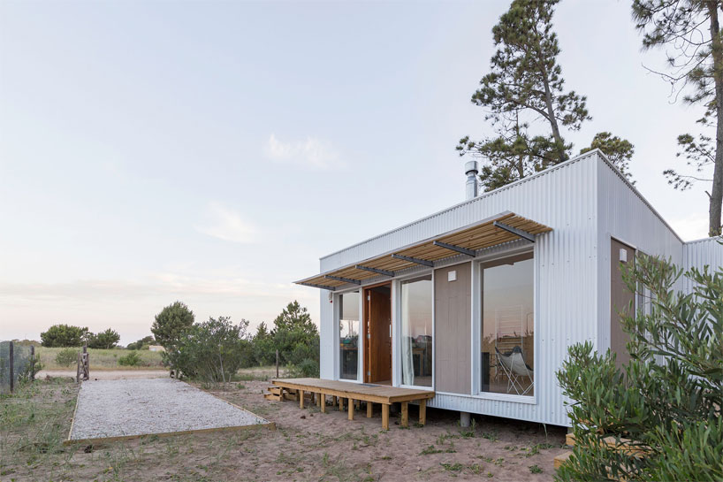 moirëarquitectos builds holiday home with white metal façade