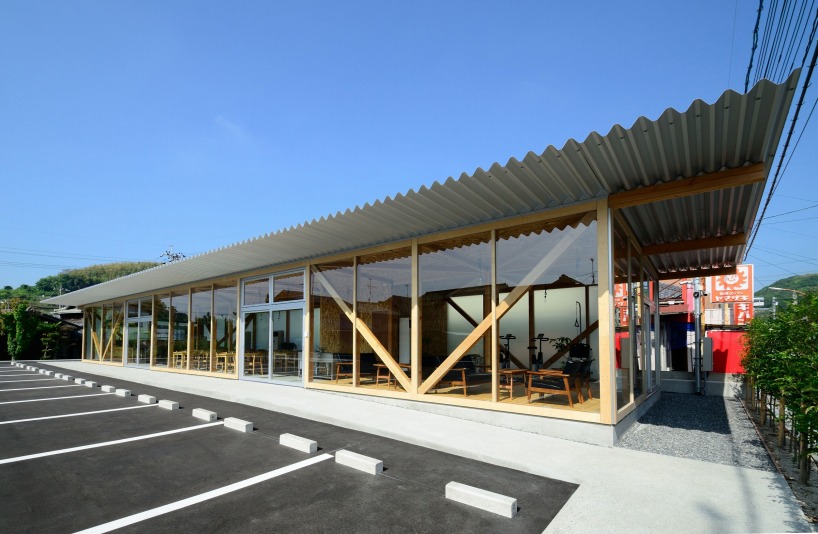 niji architects constructs inviting timber frame cafeteria in japan