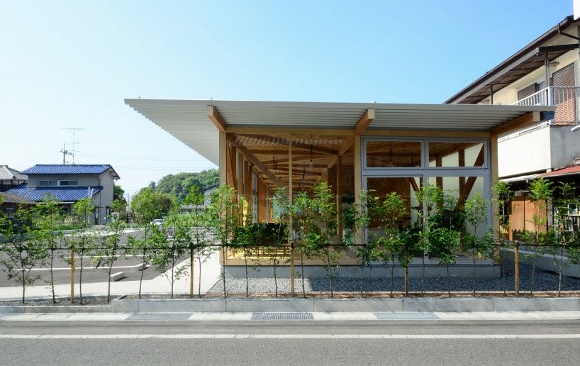 niji architects constructs inviting timber frame cafeteria in japan