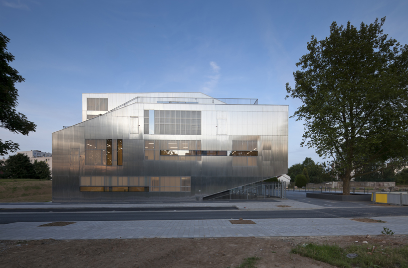 CFA wraps l'arbrisseau neighborhood center around terraces