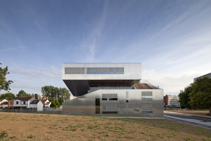 CFA wraps l'arbrisseau neighborhood center around terraces