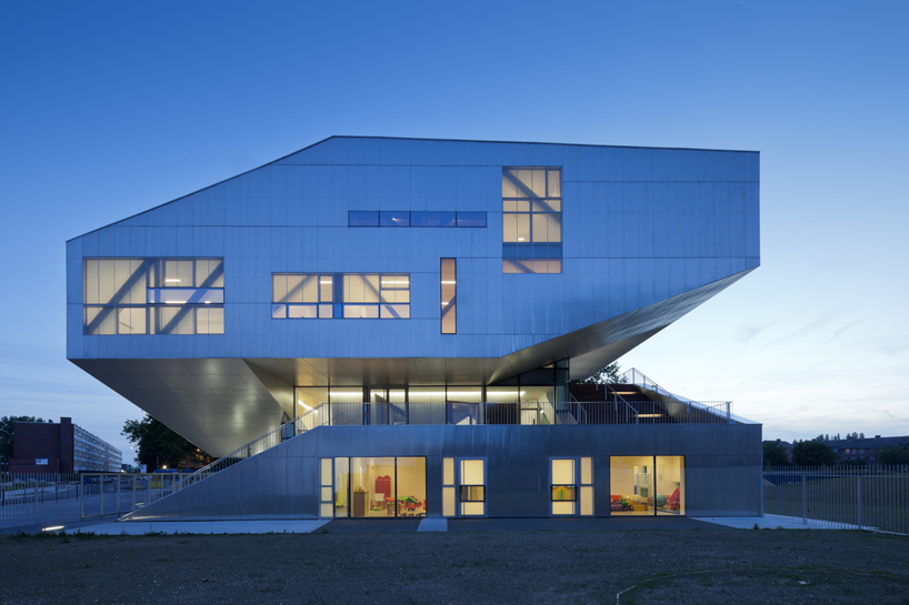 CFA wraps l'arbrisseau neighborhood center around terraces