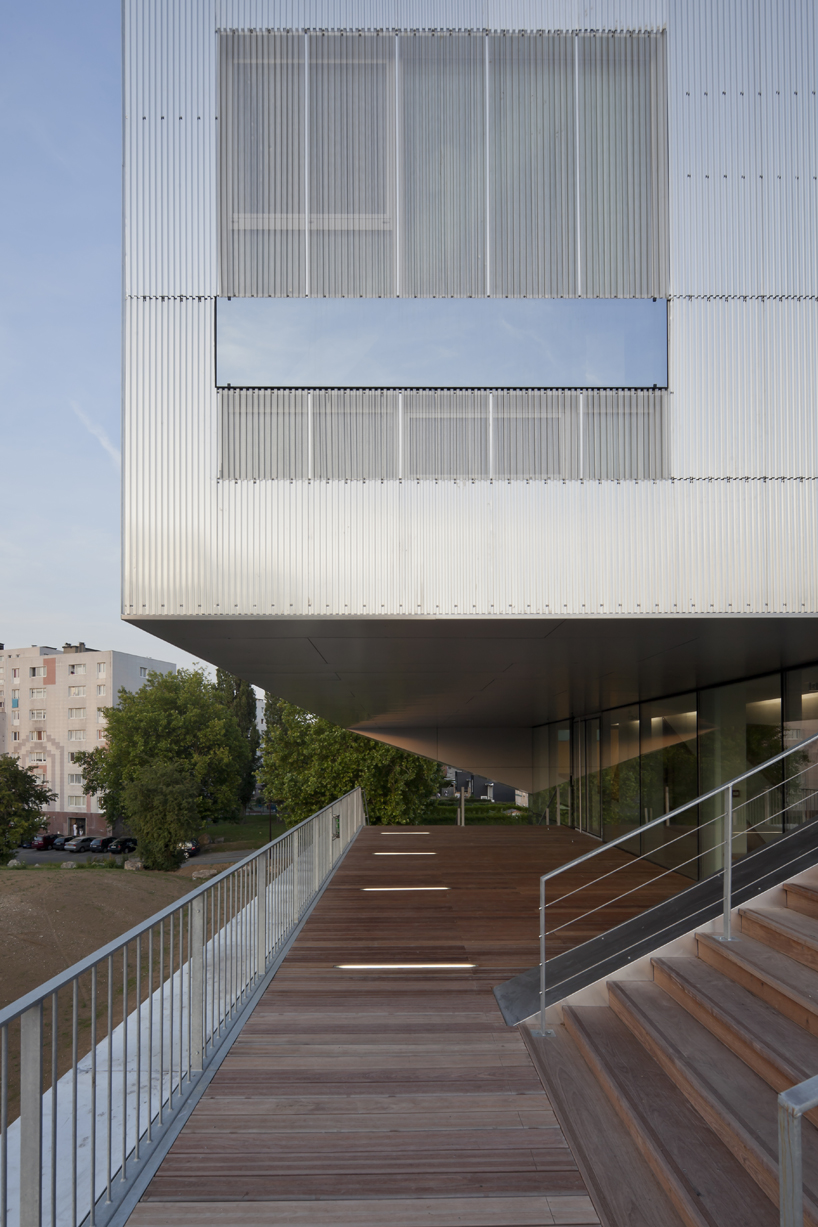 CFA wraps l'arbrisseau neighborhood center around terraces