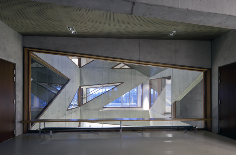 CFA wraps l'arbrisseau neighborhood center around terraces