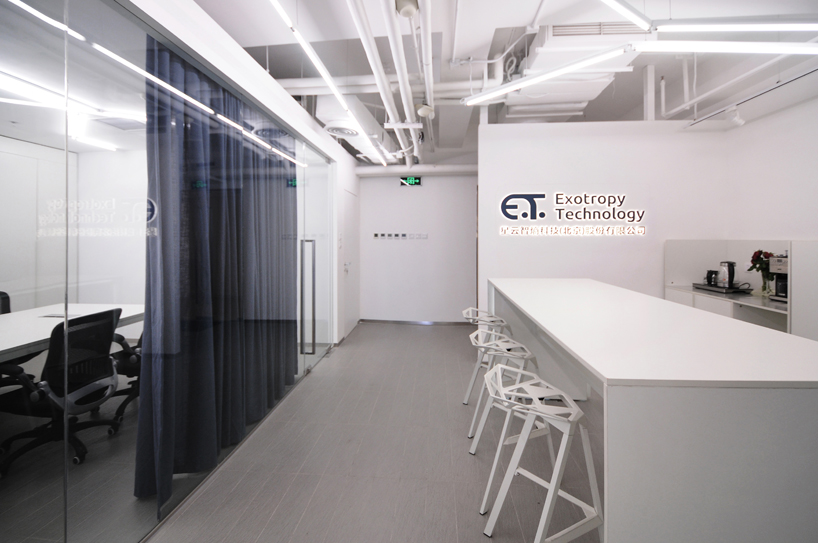 spejs inserts curved glass volumes into E.T. office beijing 