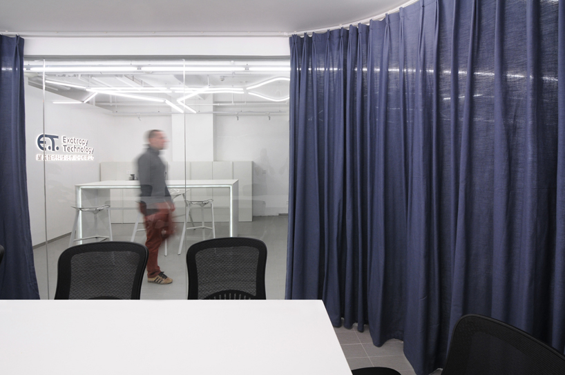 spejs inserts curved glass volumes into E.T. office beijing 