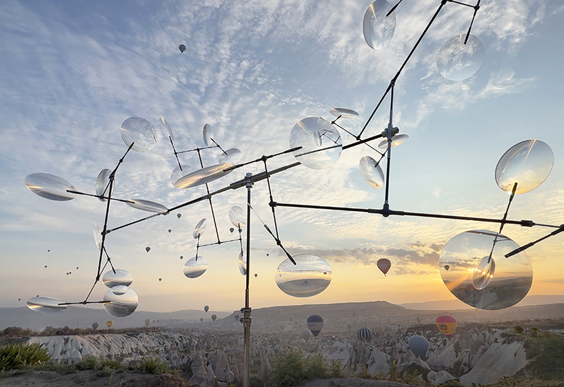 Danza en movimiento óptico de la lente flotante de Vincent Leroy con baile de globo aerostático de Capadocia