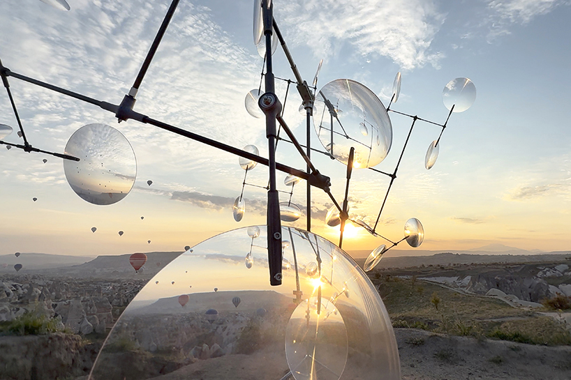 Danza en movimiento óptico de la lente flotante de Vincent Leroy con baile de globo aerostático de Capadocia