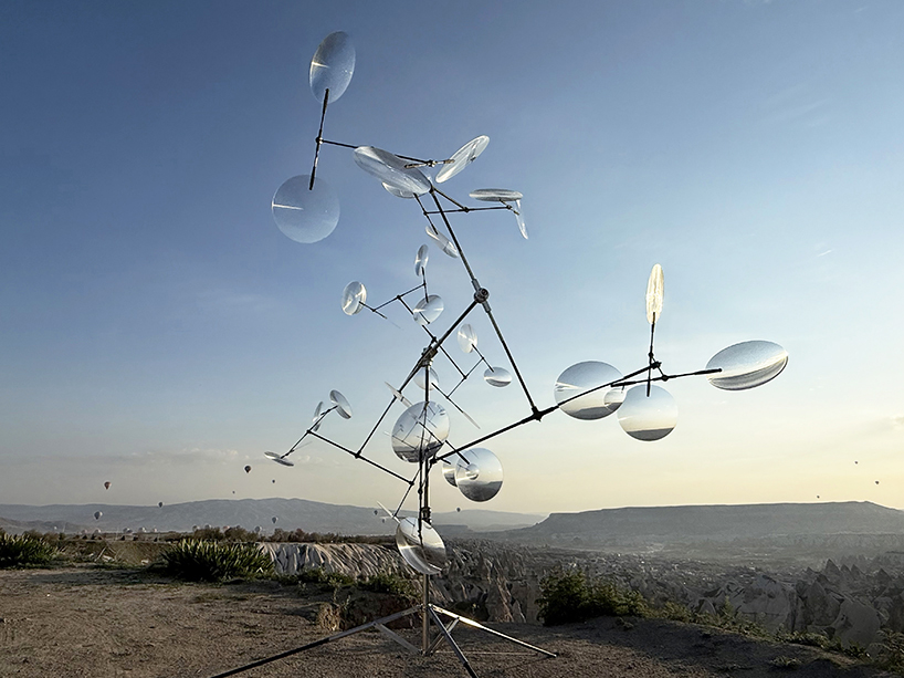 Danza en movimiento óptico de la lente flotante de Vincent Leroy con baile de globo aerostático de Capadocia