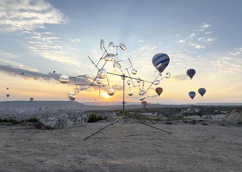Danza en movimiento óptico de la lente flotante de Vincent Leroy con baile de globo aerostático de Capadocia