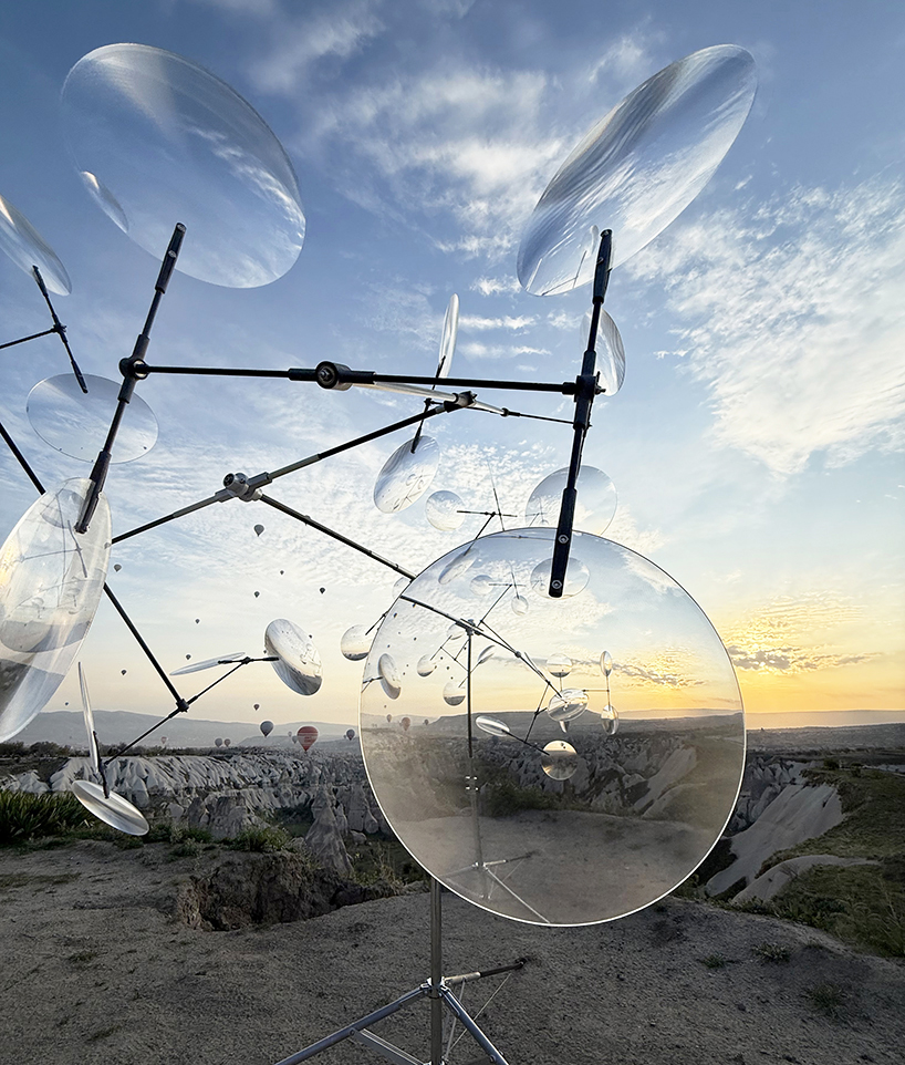 Danza en movimiento óptico de la lente flotante de Vincent Leroy con baile de globo aerostático de Capadocia