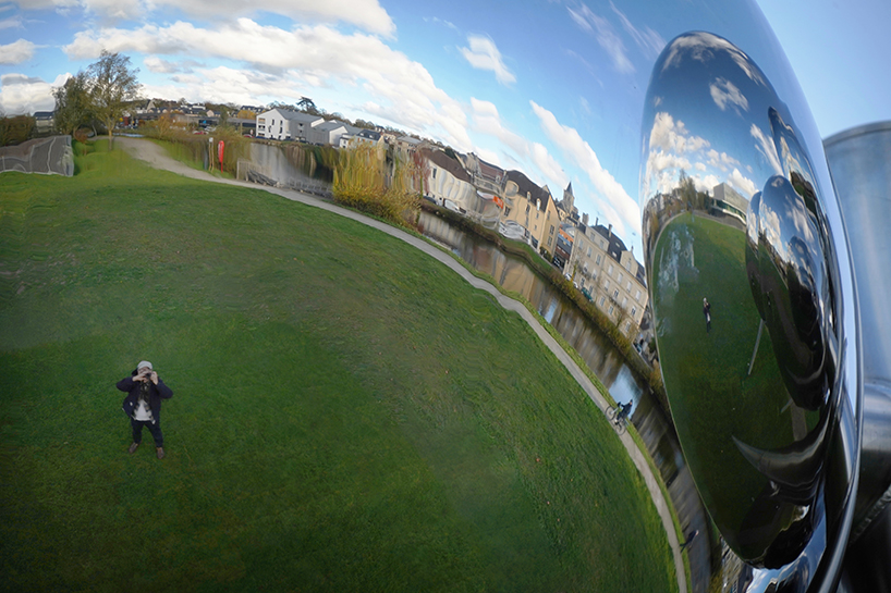 Escultura cinética suspendida en forma de burbuja de acero espejado de Vincent Le Roy en Normandía