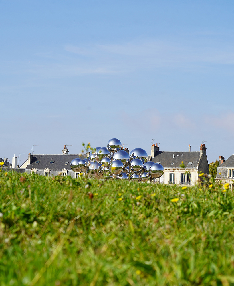 Escultura cinética suspendida en forma de burbuja de acero espejado de Vincent Le Roy en Normandía