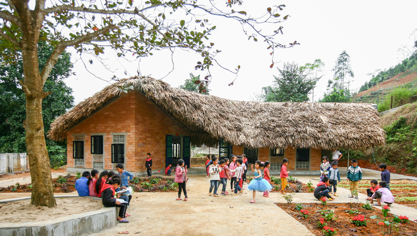 1+1>2 architects employs local materials and labor to build dao school in vietnam designboom” width=”818″ height=”464″ loading=”lazy”></p> <p>all images © son vu</p> <p><strong>the project provides a new building to replace the original dao school, which was badly damaged and close to collapse.</strong> the school caters for 78 students, from 06 to 11 years old (grade 1 to 5 respectively), all of whom are ethnic minorities from the tay, nung, dao and mong tribe. creating a multi-cultural space was therefore key in <a href=