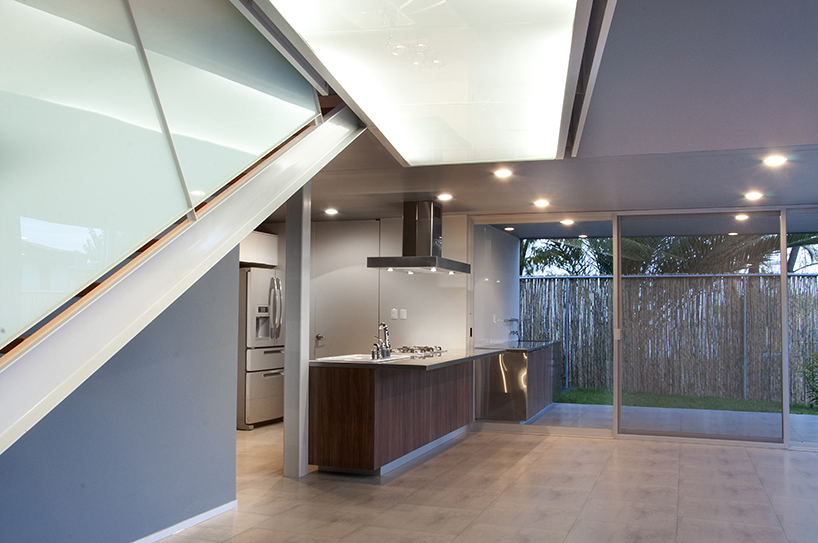 tactic-a angles striped huit house around L shape in mexico