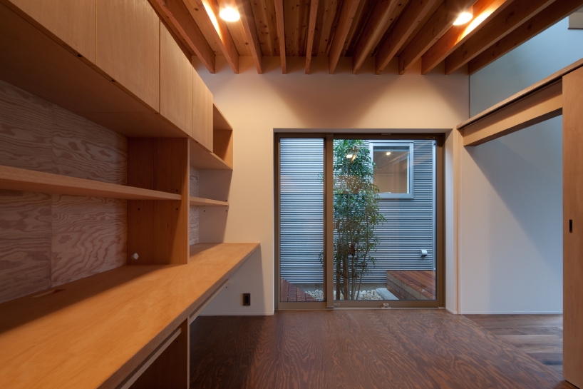 nakasai architects divides house in gankaiji with exterior landscape