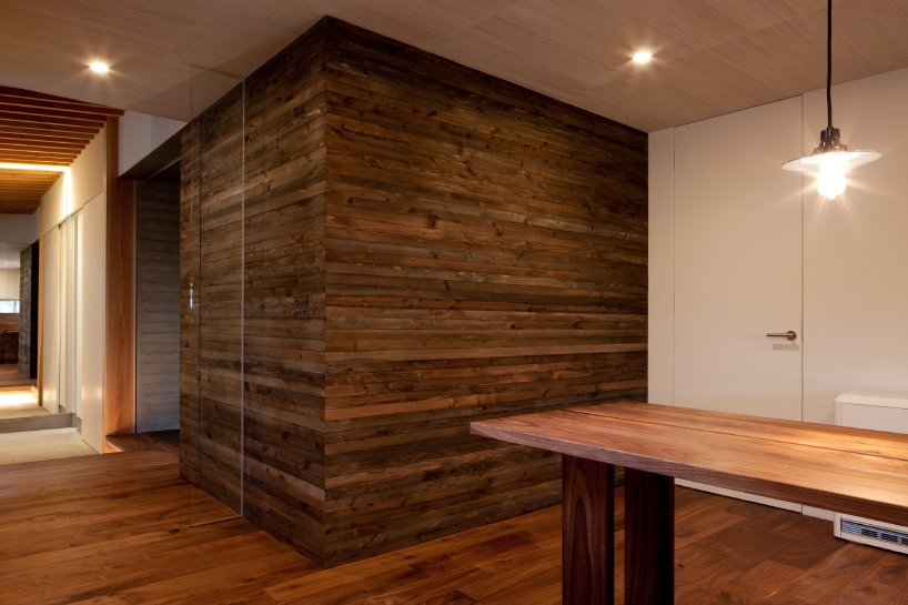 nakasai architects divides house in gankaiji with exterior landscape