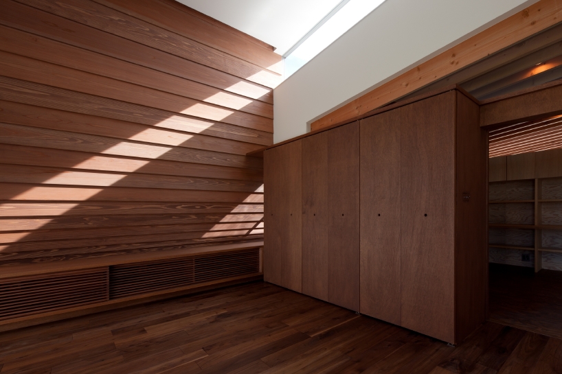 nakasai architects divides house in gankaiji with exterior landscape