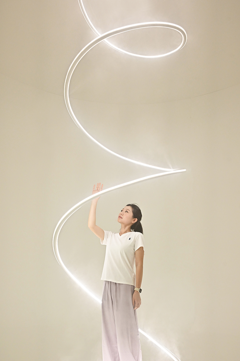 Karolina Haratek proporciona a Lancôme una instalación espiral a gran escala de niebla y luz