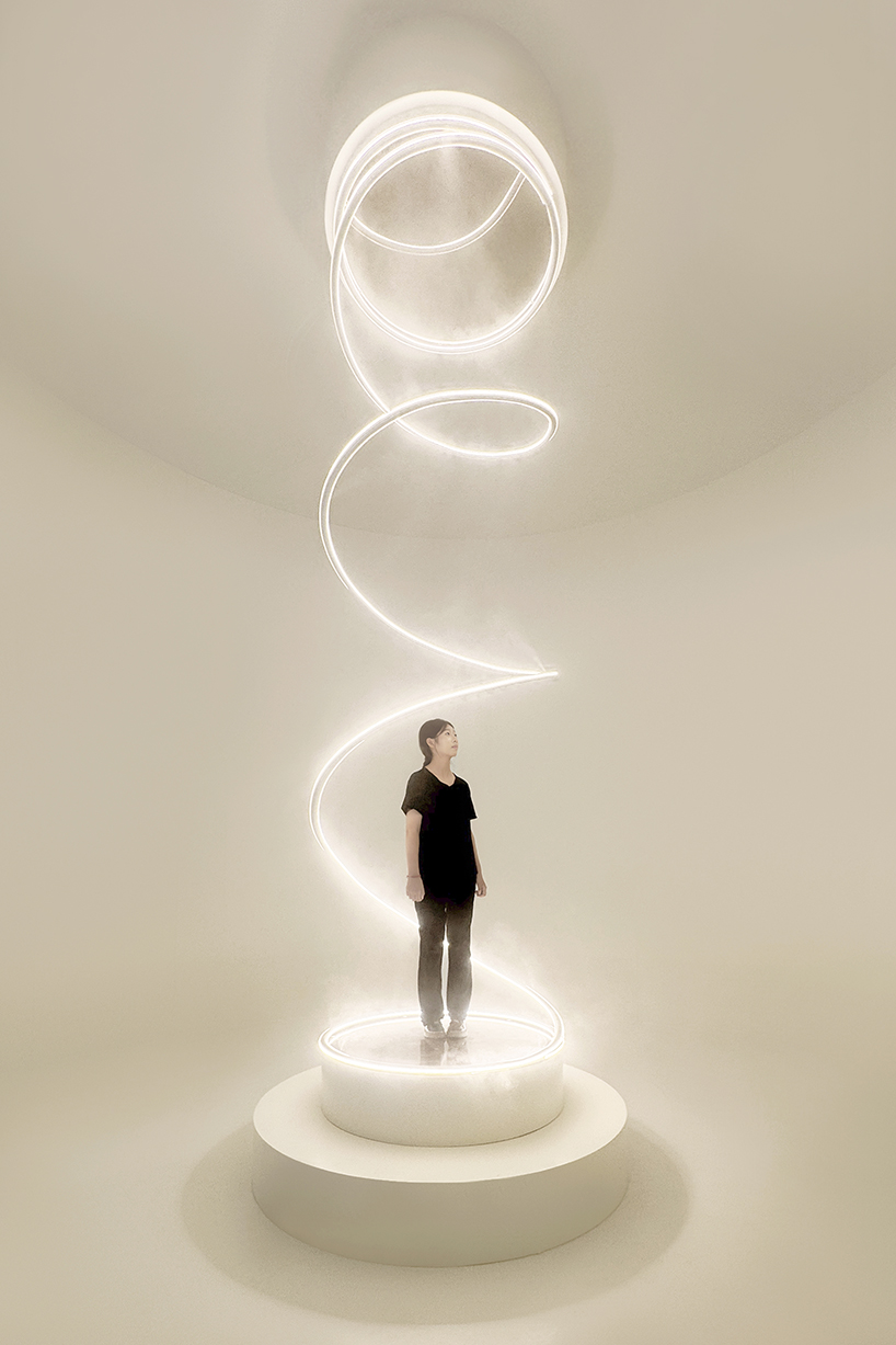 Karolina Haratek proporciona a Lancôme una instalación espiral a gran escala de niebla y luz