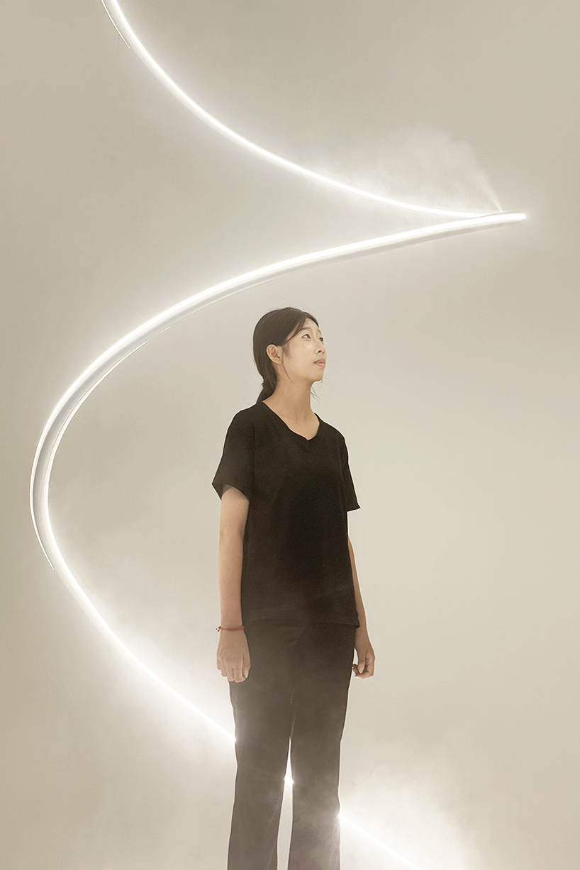 Karolina Haratek proporciona a Lancôme una instalación espiral a gran escala de niebla y luz