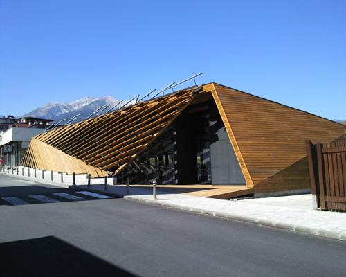 OBIA renovates ice rink with wooden leaf-shaped lattice in bulgaria