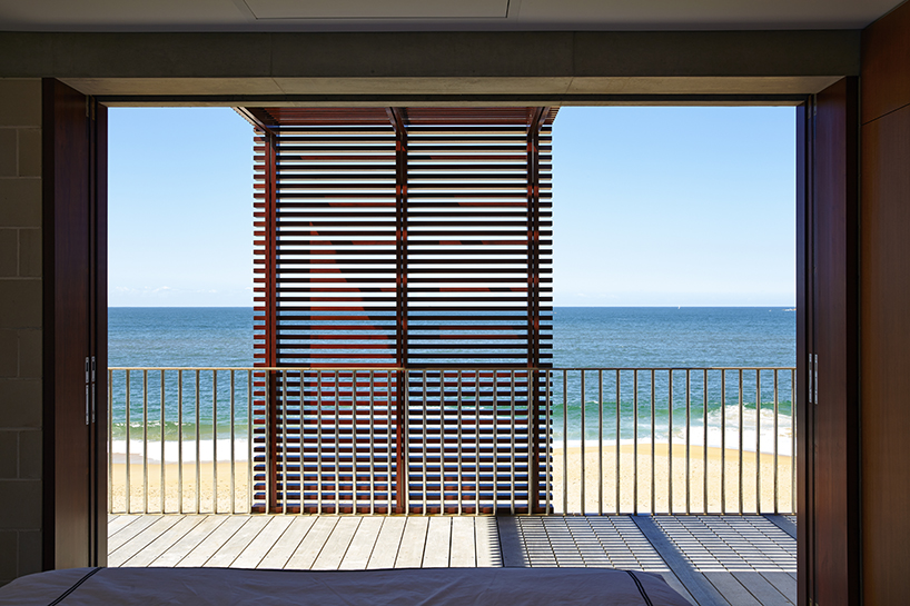 porebski architects adapts the block house to pearl beach in australia