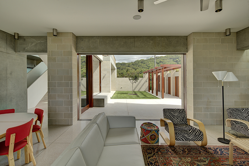 porebski architects adapts the block house to pearl beach in australia