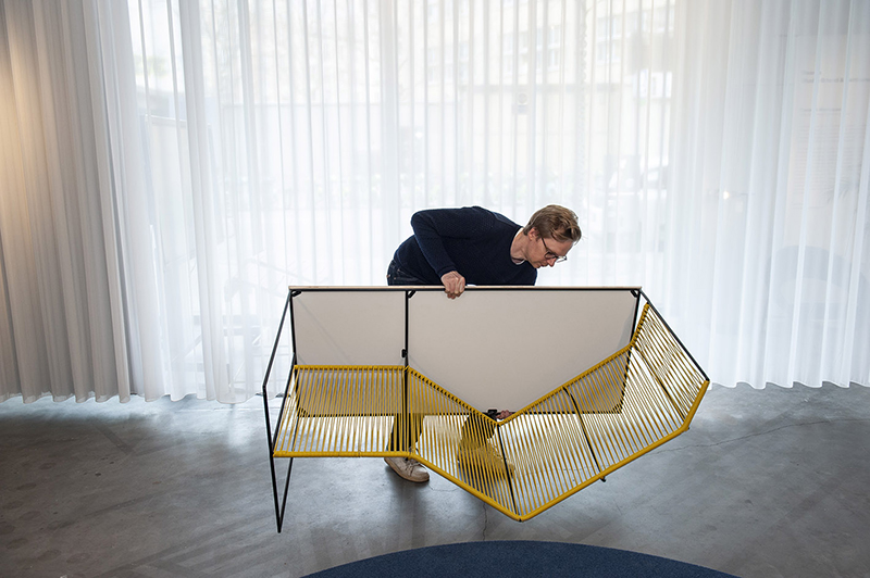 pierre-louis gerlier combines work desk + long chair in 'chaise renversée'