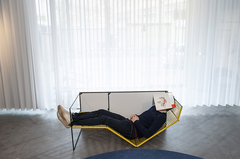 pierre-louis gerlier combines work desk + long chair in 'chaise renversée'