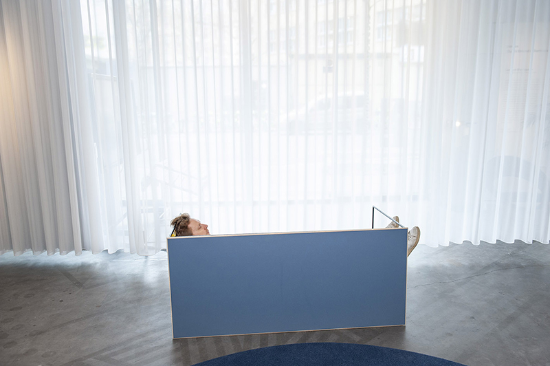 pierre-louis gerlier combines work desk + long chair in 'chaise renversée'