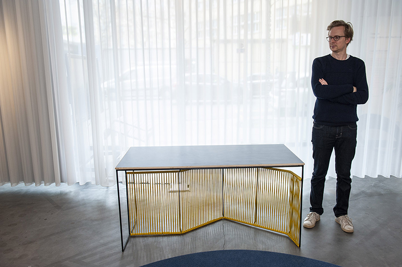 pierre-louis gerlier combines work desk + long chair in 'chaise renversée'