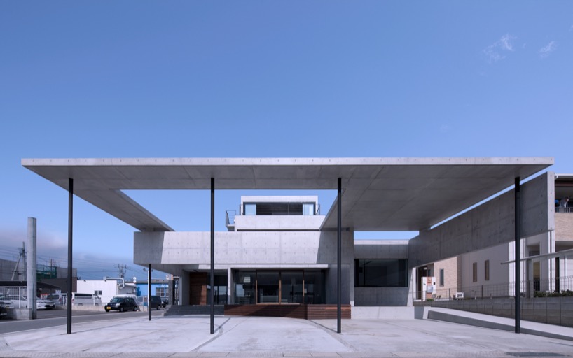 Aleros de hormigón y paredes colgantes rodean casas en Fukutsu, Japón