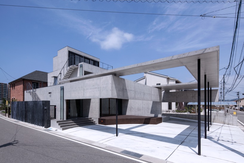 Aleros de hormigón y paredes colgantes rodean casas en Fukutsu, Japón