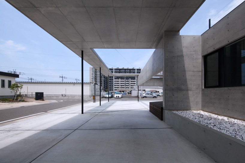 Aleros de hormigón y paredes colgantes rodean casas en Fukutsu, Japón