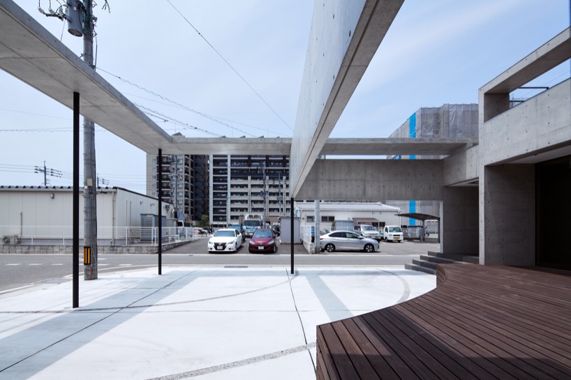 concrete eaves and hanging walls encircle house in fukutsu city, japan