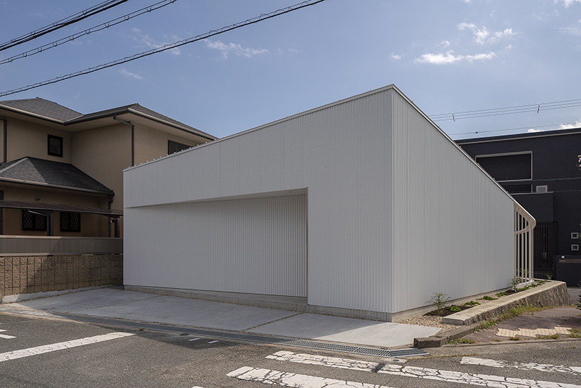 arbol’s family house in takarazuka is covered with corrugated aluminum