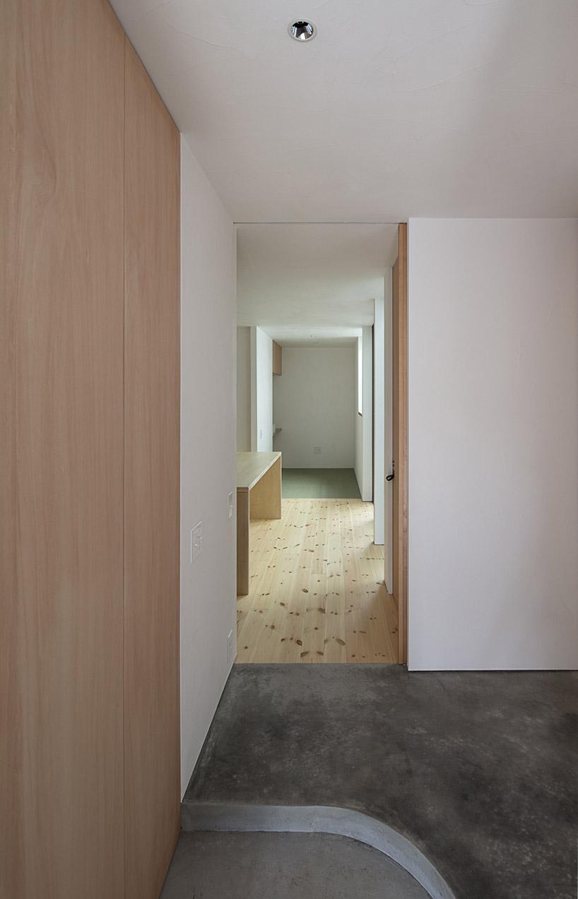 arbol design connects two family houses in tokyo with bauhaus-inspired garage designboom