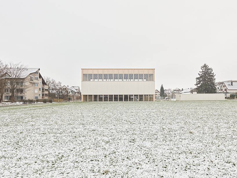 Estadio de doble apilamiento con arquitectura de madera vertical en Suiza